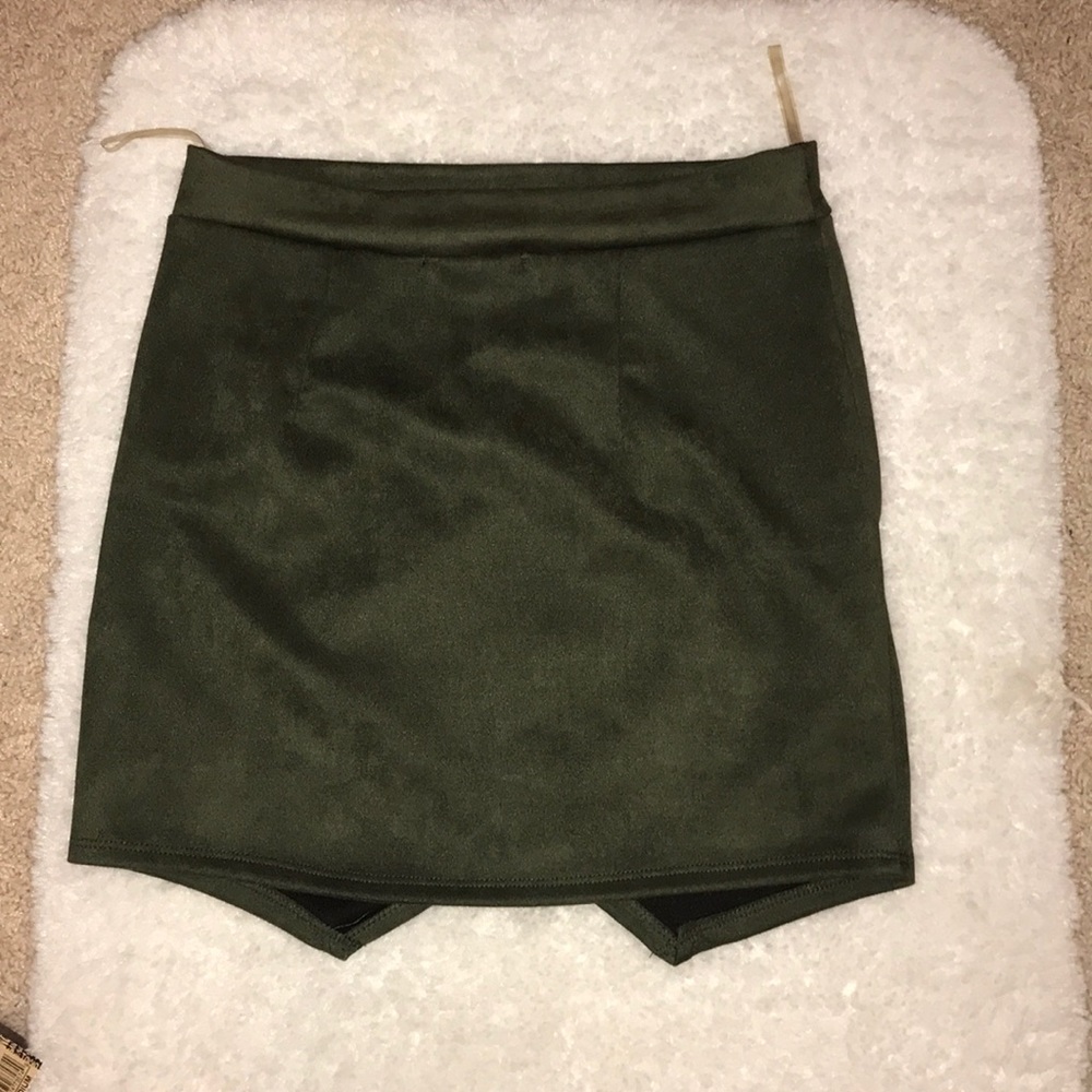 Really cute olive slit skirt  ivy and Leo - Picture 2 of 3